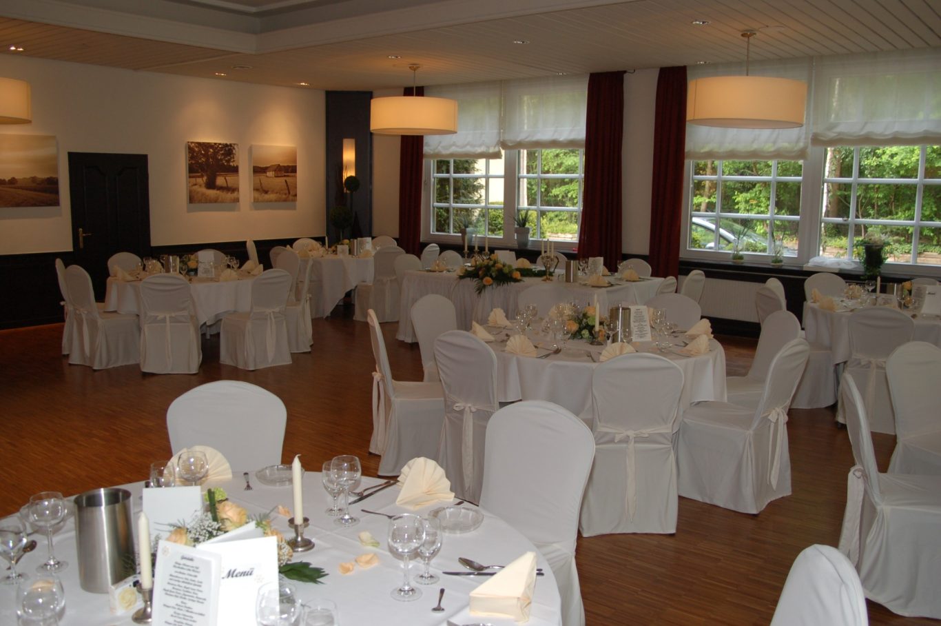 Saal mit runden Tischen & Hussen