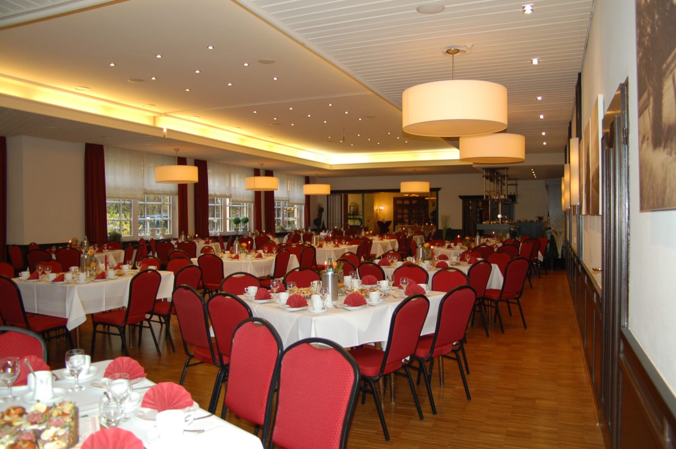 Saal mit eckigen Tischen & ohne Hussen